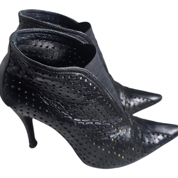 BCBG MAXAZRIA Ankle Booties Black Leather/Lace Mesh Back Italy 37 US 7B - Picture 4 of 10